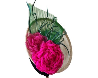 Tocado sinamay natural, fucsia y verde, Sombrero invitada o madrina boda