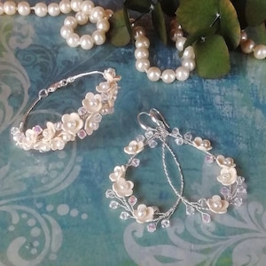 Conjunto de pulsera y pendientes para novia con cristal Swarovski, perlas y flores de porcelana