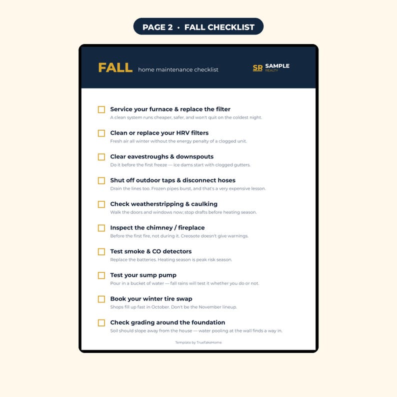 Op de afbeelding: Een wit en donkerblauw document met de titel PAGE 2 FALL CHECKLIST. Het bevat een lijst met onderhoudstaken voor het huis, waaronder het onderhoud van de oven, het reinigen van filters, het schoonmaken van dakgoten en het testen van rookmelders.