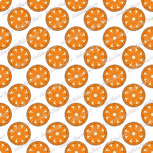 Op de afbeelding: Een herhalend patroon van sinaasappelschijfjes op een witte achtergrond. Elke schijf heeft een feloranje schil, lichter oranje vruchtvlees en een witte kern. De tekst Hollalou Shop met een hartje wordt herhaald in het ontwerp.
