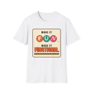 Puede incluir: Una camiseta blanca de manga corta con un gráfico cuadrado de esquinas redondeadas. El diseño incluye el texto "MAKE IT FUN, MAKE IT FUNCTIONAL." con la palabra "FUN" dentro de tres círculos de colores y un borde a rayas amarillas y negras.