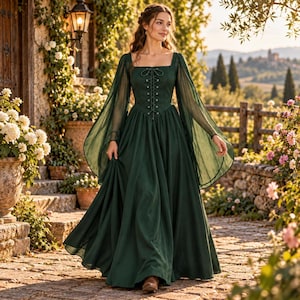 Puede incluir: Un vestido largo de color verde oscuro con mangas largas, transparentes y fluidas, y un escote cuadrado. El corpiño presenta un detalle de cordones central con un cordón verde a juego, creando una silueta entallada y una falda amplia.