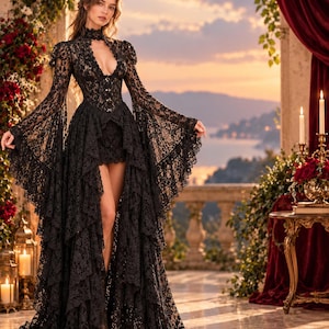 Puede incluir: Un vestido de encaje negro con cuello alto, mangas largas acampanadas y un dobladillo asimétrico con múltiples capas de volantes. El corpiño es ajustado con un escote profundo, y el intrincado patrón de encaje floral cubre toda la prenda hasta la cola.