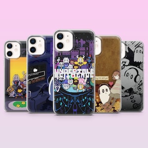 Könnte beinhalten: Fünf transparente Smartphone-Hüllen mit verschiedenen Pixel-Art-Designs und Illustrationen aus dem Videospiel Undertale. Die Motive zeigen Charaktergruppen, eine Computerbildschirmoberfläche, das Spiellogo und eine Figur mit Kopfhörern.