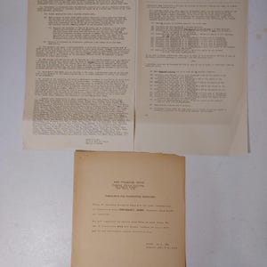 Puede incluir: Tres documentos de papel color hueso vintage de la Oficina de Compras de la Marina con fecha del 30 de marzo de 1942. Las páginas contienen texto mecanografiado sobre procedimientos de adquisición, fianzas de cumplimiento y una lista de empresas.