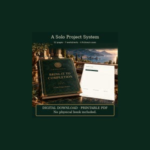 Op de afbeelding: Een digitaal projectsysteem getiteld A Solo Project System, Bring It To Completion, met een donkergroen boek met gouden letters en een bijbehorend printbaar werkblad. De tekst bevat 52 pages, 7 worksheets, 4 fictional cases en de opmerking Digital Download, Printable PDF, No physical book included.