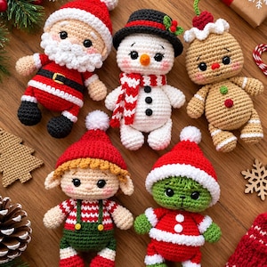 Può includere: Cinque bambole all'uncinetto che includono Babbo Natale in abito rosso, un pupazzo di neve con cappello nero e sciarpa a righe, un omino di pan di zenzero, un elfo con salopette verde e una creatura verde con cappello da Babbo Natale.