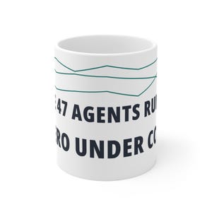 Può includere: Una tazza in ceramica bianca con grafici a linee verde acqua scuro nella parte superiore e testo nero che recita 47 AGENTS RUN e ZERO UNDER CO. La tazza ha una forma cilindrica con una finitura liscia e un design pulito ed essenziale.