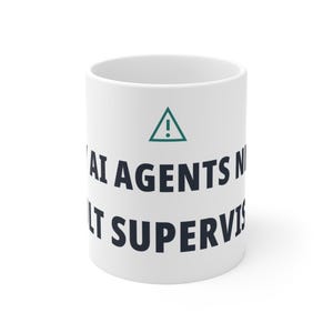Op de afbeelding: Een witte keramische mok met een donkergroen driehoekig icoon met een uitroepteken erin aan de bovenzijde. Onder het icoon staat de tekst AI AGENTS NEED ADULT SUPERVISION in vetgedrukte, donkergrijze, schreefloze hoofdletters op de mok.