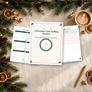 Peut inclure: Un planificateur de budget de Noël avec une couronne centrale et le texte Christmas Cash Stuffing Planner Gift Budget Tracker & Savings Challenge. Comprend une page de suivi des enveloppes et une page de vue d'ensemble du budget.