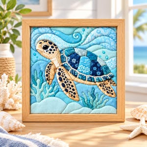 Op de afbeelding: Een vierkant ingelijst wandkunstwerk van stof met een doorgestikte zeeschildpad die door blauwe golven zwemt. De schildpad heeft een beige lichaam met donkere stippen en een schild van diverse blauwe stoffen met patronen, omringd door lichtblauw koraal.