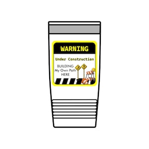 Peut inclure: Un gobelet blanc avec un couvercle gris et un graphique rectangulaire portant le texte WARNING Under Construction BUILDING My Own Path HERE, accompagné de panneaux de chantier jaunes, de cônes orange et d'une barrière rayée.