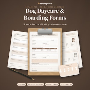 Könnte beinhalten: Ein Set bearbeitbarer PDF-Formulare für Hundetagesstätten und Pensionen auf einem Klemmbrett mit einem schwarzen Stift. Die Dokumente enthalten Text wie PawPagesCo, Dog Daycare & Boarding Forms, Client Registration und Care Agreement & Release.