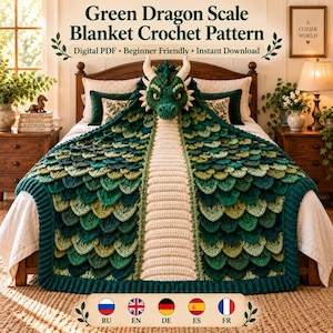 Peut inclure: Une couverture au crochet représentant une tête de dragon verte avec des cornes blanches et un motif d'écailles texturé dans des tons de vert, avec un panneau central côtelé crème. Le texte indique : Green Dragon Scale Blanket Crochet Pattern.