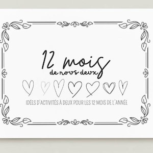 Peut inclure: Une carte rectangulaire blanche avec une bordure décorative gris foncé ornée de motifs de feuilles. Le texte indique 12 mois de nous deux, suivi de sept cœurs dessinés à la main et la mention IDÉES D'ACTIVITÉS À DEUX POUR LES 12 MOIS DE L'ANNÉE.