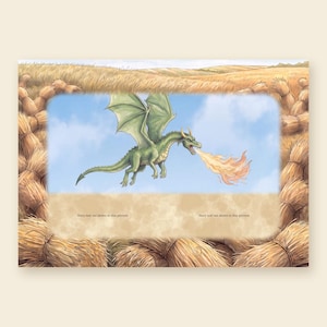 Puede incluir: Una ilustraci&oacute;n rectangular que muestra un drag&oacute;n verde con alas grandes escupiendo fuego naranja y amarillo contra un cielo azul. La imagen central est&aacute; enmarcada por un borde de gavillas de trigo color marr&oacute;n dorado, con texto al pie.
