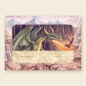 Puede incluir: Una ilustraci&oacute;n rectangular que muestra un drag&oacute;n verde con cuernos amarillos dentro de una cueva oscura, lanzando fuego naranja hacia dos peque&ntilde;os murci&eacute;lagos. La escena est&aacute; enmarcada por picos rocosos e incluye un cuadro de texto color pergamino.