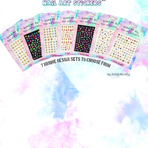 Puede incluir: Siete hojas de pegatinas para u&ntilde;as con varios dise&ntilde;os, incluyendo estrellas, corazones, flores y otras formas divertidas. Las pegatinas est&aacute;n sobre un fondo blanco con el texto "Sticker Me Silly" y "Nail Art Stickers" impreso en la parte superior.