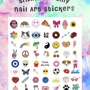 Puede incluir: Una hoja de m&aacute;s de 50 pegatinas de arte para u&ntilde;as de colores brillantes con varios dise&ntilde;os, incluidos corazones, estrellas, arco&iacute;ris, animales y mucho m&aacute;s. La hoja est&aacute; etiquetada como "Sticker Me Silly" y "Polish Me Silly".