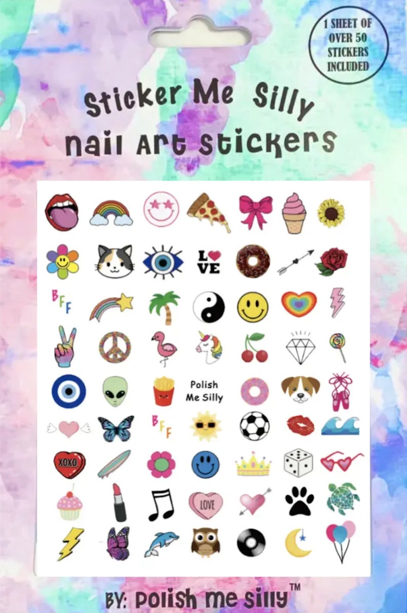 Puede incluir: Una hoja de m&aacute;s de 50 pegatinas de arte para u&ntilde;as de colores brillantes con varios dise&ntilde;os, incluidos corazones, estrellas, arco&iacute;ris, animales y mucho m&aacute;s. La hoja est&aacute; etiquetada como "Sticker Me Silly" y "Polish Me Silly".