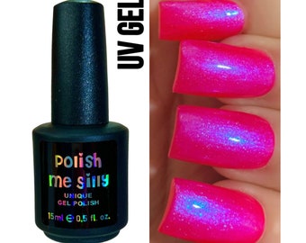 Puede incluir: Una botella de esmalte de gel de purpurina rosa con el nombre de la marca "Polish me silly" y el texto "Unique Gel Polish" en la etiqueta. La botella es de 0,5 fl. oz. y contiene esmalte de gel UV. La imagen también muestra una mano con cuatro uñas pintadas con el esmalte de gel de purpurina rosa.