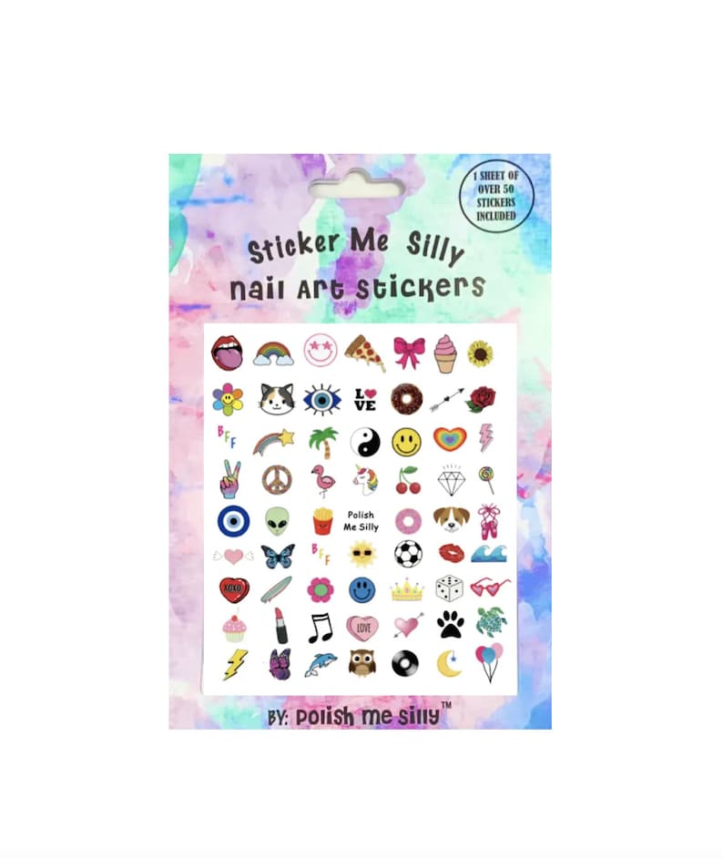 Puede incluir: Una hoja de m&aacute;s de 50 pegatinas de arte para u&ntilde;as de colores brillantes con varios dise&ntilde;os, incluidos corazones, estrellas, arco&iacute;ris, caras sonrientes y animales. La hoja est&aacute; etiquetada como "Sticker Me Silly nail art stickers" y "By: Polish Me Silly".