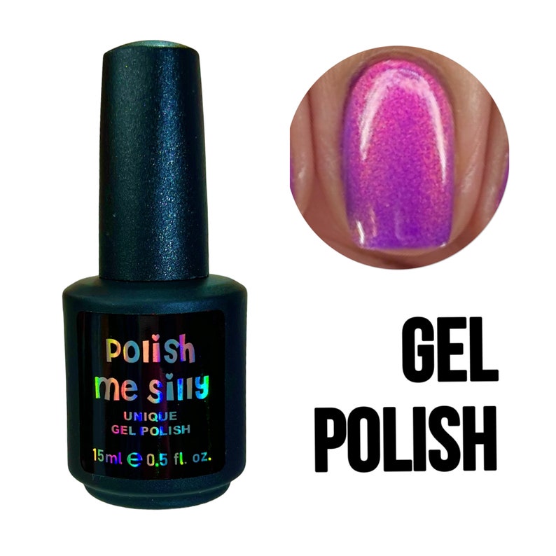 Puede incluir: Un frasco de esmalte de u&ntilde;as en gel negro con el texto "Polish me silly" y un primer plano de una u&ntilde;a con un degradado p&uacute;rpura y rosa. El frasco contiene 15 ml de esmalte.