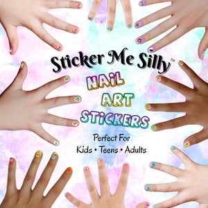Puede incluir: Pegatinas de arte de u&ntilde;as Sticker Me Silly con dise&ntilde;os coloridos. Las pegatinas se muestran en las yemas de los dedos de varias manos. El texto de la imagen dice "Sticker Me Silly Nail Art Stickers Perfect For Kids Teens Adults".
