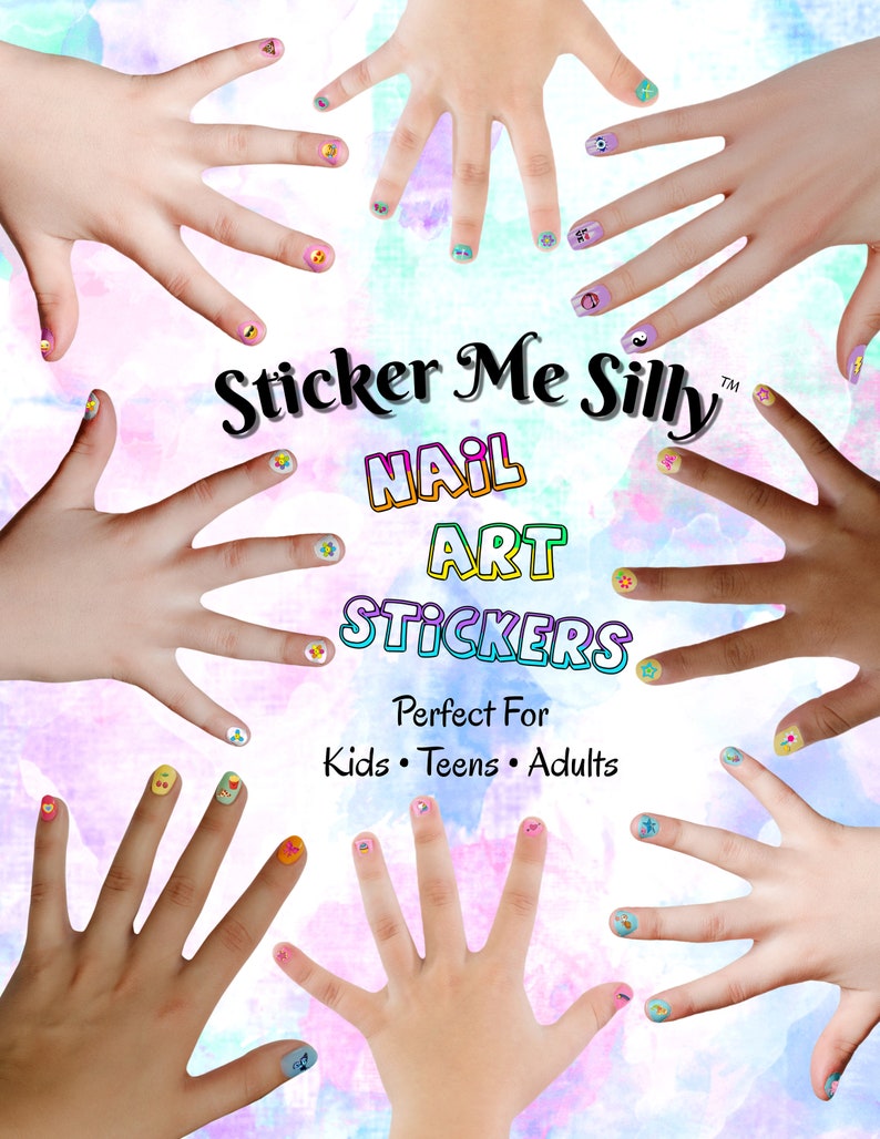 Puede incluir: Pegatinas de arte de u&ntilde;as Sticker Me Silly con dise&ntilde;os coloridos. Las pegatinas se muestran en las yemas de los dedos de varias manos. El texto de la imagen dice "Sticker Me Silly Nail Art Stickers Perfect For Kids Teens Adults".