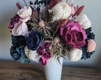 Ramo de regalo para el Día de la Madre, 30 cm de ancho x 38 cm de alto, color verde azulado, magenta, rosa y rubor. Incluye tarjeta personalizada, jarrón de hojalata, madera de sola y flores secas perfumadas.