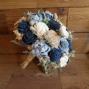 Ramo personalizado de acero, azul polvoriento, gris azul carbón, flores de madera Sola, rosas de arpillera y flores secas para damas de honor nupciales, estilo 78, para siempre imagen 1