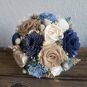 Ramo personalizado de acero, azul polvoriento, gris azul carbón, flores de madera Sola, rosas de arpillera y flores secas para damas de honor nupciales, estilo 78, para siempre imagen 5