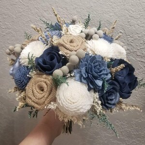 Ramo personalizado de acero, azul polvoriento, gris azul carbón, flores de madera Sola, rosas de arpillera y flores secas para damas de honor nupciales, estilo 78, para siempre imagen 4