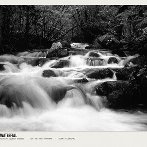 K&ouml;nnte beinhalten: Ein Schwarz-Wei&szlig;-Foto eines rei&szlig;enden Bachs, der &uuml;ber dunkle, glatte Felsen in einem Wald flie&szlig;t. Der Text WO2962 WATERFALL, U.S. National Archives (public domain), ACC. NO. 0024-66697070, FRAME 24 ARCHIVAL ist unten aufgedruckt.