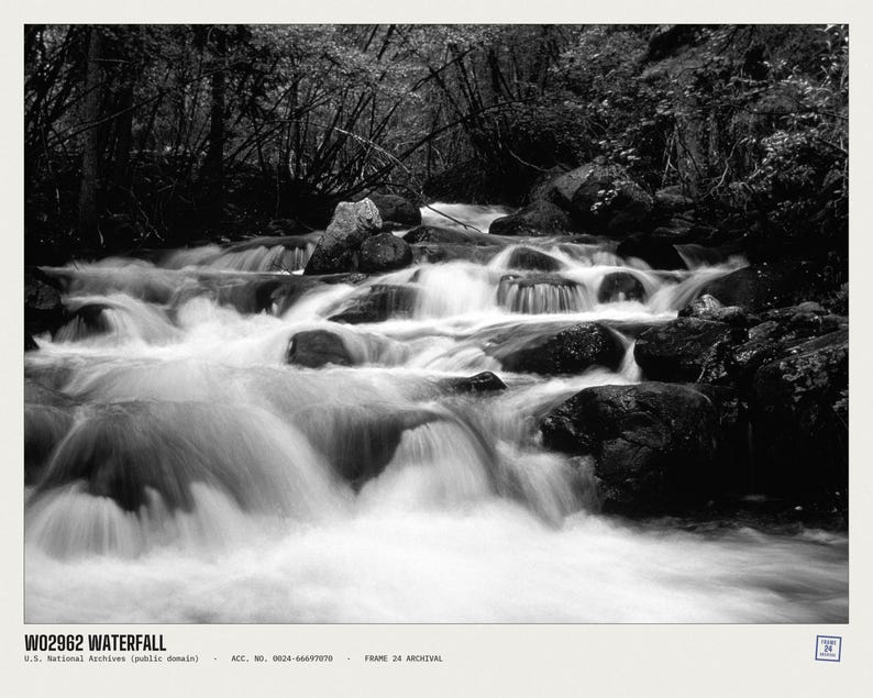 K&ouml;nnte beinhalten: Ein Schwarz-Wei&szlig;-Foto eines rei&szlig;enden Bachs, der &uuml;ber dunkle, glatte Felsen in einem Wald flie&szlig;t. Der Text WO2962 WATERFALL, U.S. National Archives (public domain), ACC. NO. 0024-66697070, FRAME 24 ARCHIVAL ist unten aufgedruckt.