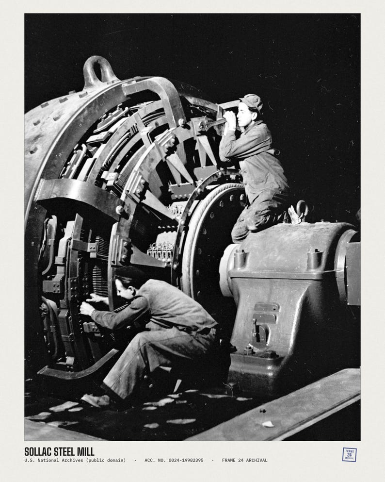 K&ouml;nnte beinhalten: Ein schwarz-wei&szlig;es Archivfoto des Sollac-Stahlwerks, das zwei Personen bei der Arbeit an einer gro&szlig;en Industriemaschine zeigt. Das Bild enth&auml;lt am unteren Rand den Text SOLLAC STEEL MILL, U.S. National Archives und ACC. NO. 0024-19982395.