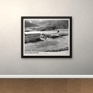 Peut inclure: Une impression encadr&eacute;e en noir et blanc repr&eacute;sentant un hydravion survolant un paysage forestier et un lac. Le texte en bas indique WIDGEON WATERFOWL SURVEY AIRPLANE. L'impression est ins&eacute;r&eacute;e dans un cadre noir simple avec une bordure blanche.