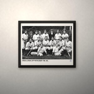 Peut inclure: Une photographie encadrée en noir et blanc de l'équipe de baseball de Groton en 1899, incluant Franklin D. Roosevelt. Les membres portent des uniformes vintage à manches rayées. Le texte en bas indique : FRANKLIN D. ROOSEVELT WITH GROTON'S BASEBALL TEAM 1899.
