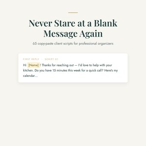 Op de afbeelding: Een digitaal document getiteld Never Stare at a Blank Message Again, met 65 kopieerbare klantscripts voor professionele organisatoren. Het toont een voorbeeld van een eerste antwoordscript met de tekst: Hi [Name]! Thanks for reaching out.
