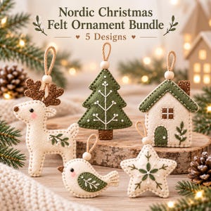 Può includere: Un set di cinque decorazioni natalizie in feltro a forma di renna, albero, casa, uccellino e stella. Ogni ornamento è color crema e verde con dettagli marroni, appeso a un cordino di juta con una perlina di legno. Testo: Nordic Christmas Felt Ornament Bundle 5 Designs.