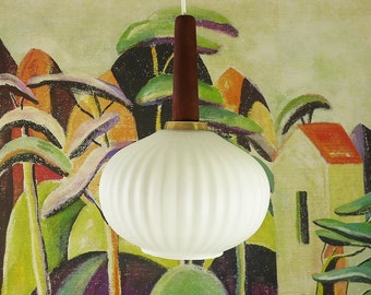 Klassische Hängelampe aus den 1960er Jahren – Vintage-Hängeleuchte – dänisches Design aus Teakholz – Mid-Century Atomic – massive Opalglas-Kugellampe von Belgium Lighting