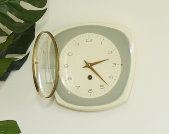 Elegante Vintage-Küchenuhr – Aufziehuhr aus den 1950er- und 1960er-Jahren – weißgraue Keramik-Mid-Century-Uhr – rechteckige Wanddekoration – Westdeutschland