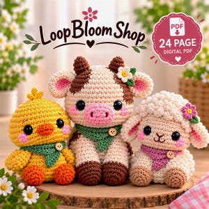 Könnte beinhalten: Drei gehäkelte Stofftiere: ein gelbes Küken, eine braun-weiße Kuh und ein cremefarbenes Lamm. Jedes trägt einen kleinen Schal mit einem Holzknopf. Der Text lautet LoopBloom Shop und 24 PAGE DIGITAL PDF. Die Figuren haben schwarze Augen und rosa Wangen.