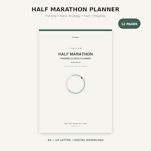 Könnte beinhalten: Ein Halbmarathon-Trainings- und Rennplaner mit 12 Seiten. Das Cover ist cremefarben mit dunkelgrünem Text, der "HALF MARATHON TRAINING & RACE PLANNER" und "21.1 KM - 13.1 MI" lautet. Es enthält eine kreisförmige Fortschrittsgrafik und "A4 + US LETTER".