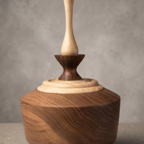 Oggetto artistico in legno tornito, realizzato a mano. Ciotola decorativa per scrivanie, vetrine o uffici.