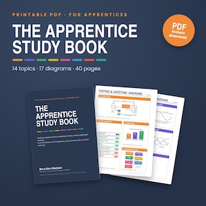 Op de afbeelding: Een digitale studiegids getiteld The Apprentice Study Book, met 14 onderwerpen, 17 diagrammen en 40 pagina's. De donkerblauwe omslag toont witte tekst en een kleurrijke lijn. Twee binnenpagina's tonen technische elektrische schema's.