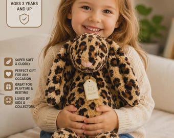 Peut inclure: Une peluche en forme de lapin avec un motif léopard marron et noir, de longues oreilles tombantes et un petit nez rose. Une étiquette crème est suspendue à son cou avec le texte Jellycat. Le jouet possède une fourrure douce.