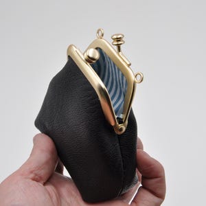 Monedero de cuero negro con cierre de beso, estuche para AirPods, monedero con marco de metal, bolsa para guardar joyas, monedero minimalista, regalos para ella