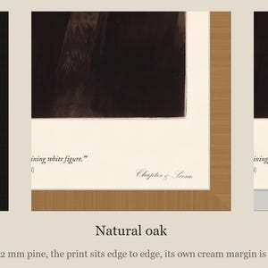 以下が含まれることがあります： 暗い抽象画、クリーム色の縁取り、そして「Chapter 5: Susan」と「rising white figure」というテキストが特徴の3つの額入りアートプリント。フレームは黒、ナチュラルオーク、白の仕上げがあり、それぞれ12mmの松材プロファイルが施されています。