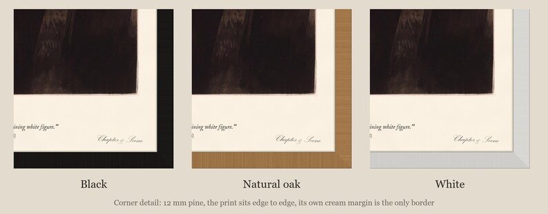 以下が含まれることがあります： 暗い抽象画、クリーム色の縁取り、そして「Chapter 5: Susan」と「rising white figure」というテキストが特徴の3つの額入りアートプリント。フレームは黒、ナチュラルオーク、白の仕上げがあり、それぞれ12mmの松材プロファイルが施されています。